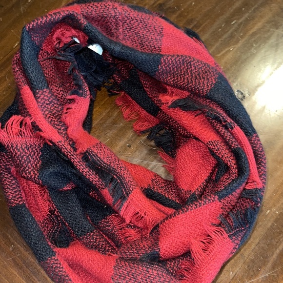 Buffalo Check Infinity Winter Scarf - Picture 2 of 3
